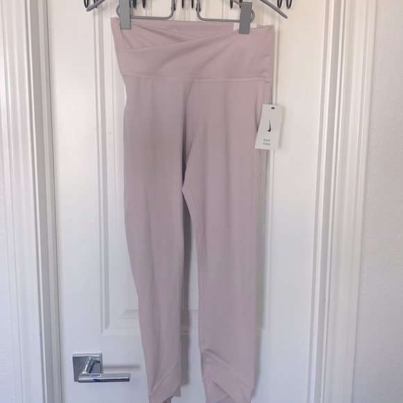 NWT- Nike 7/8 yoga pants. Light pink/rose - Picture 1 of 5